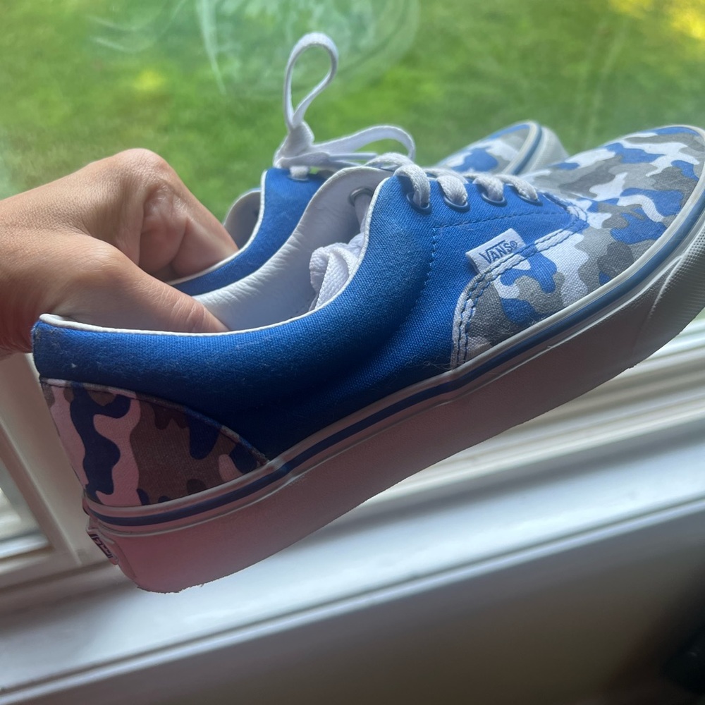Blue camo VANS, rare. If they were worn once I’ll be surprised 🙄🙄🙄